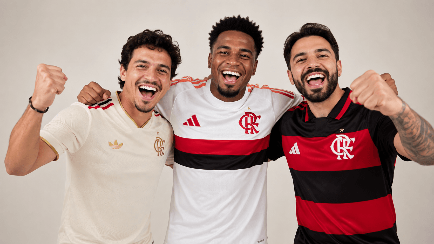 Três torcedores comemorando, vestindo camisas do Flamengo